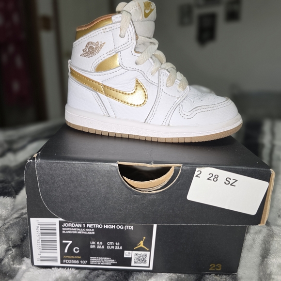 Nike Kids Air Jordan 1 Retro High OG - White and Gold Size 7c - Picture 1 of 5